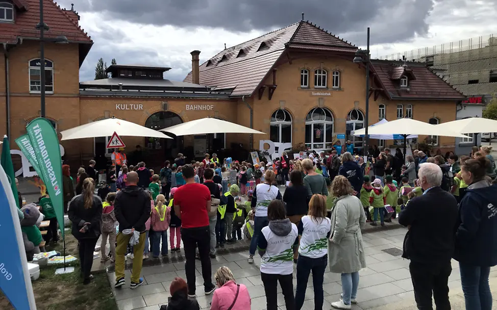 Weltkindertag in Radebeul - Kindergruppen und Besucher vor dem Kulturbahnhof