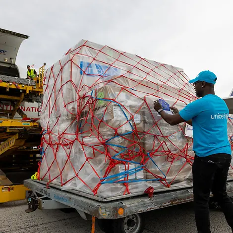 Humanitäre Hilfe: Hilfsgüter werden aus einem Flugzeug entladen