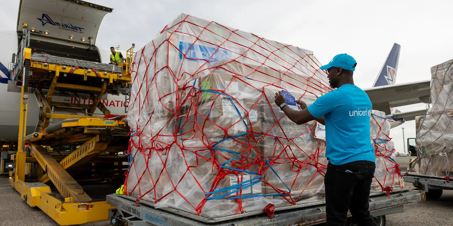 Humanitäre Hilfe: Hilfsgüter werden aus einem Flugzeug entladen