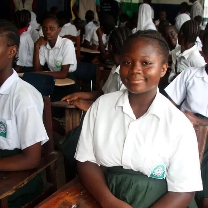 Die Bildungsinitiative Let Us Learn gibt Kindern und Jugendlichen in Liberia Zugang zu besserer Bildung. | © UNICEF/Jallanzo Mädchen in Schuluniform sitzen im Klassenzimmer und blicken in die Kamera.