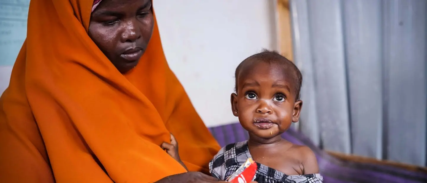In Somalia wird die zweijährige Fadumo mit Erdnusspaste gefüttert. | UNICEF/Yasin Somalia spenden gegen drohende Hungersnot: Ein Kind isst therapeutische Spezialnahrung