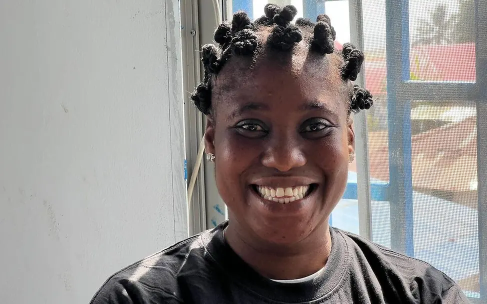 UNICEF setzt sich seit 15 Jahren mit Let Us Learn für die Bildung von Kindern in Liberia ein. | © UNICEF/Bücker Let Us Learn in Liberia: Eine junge Frau lächelt in die Kamera.