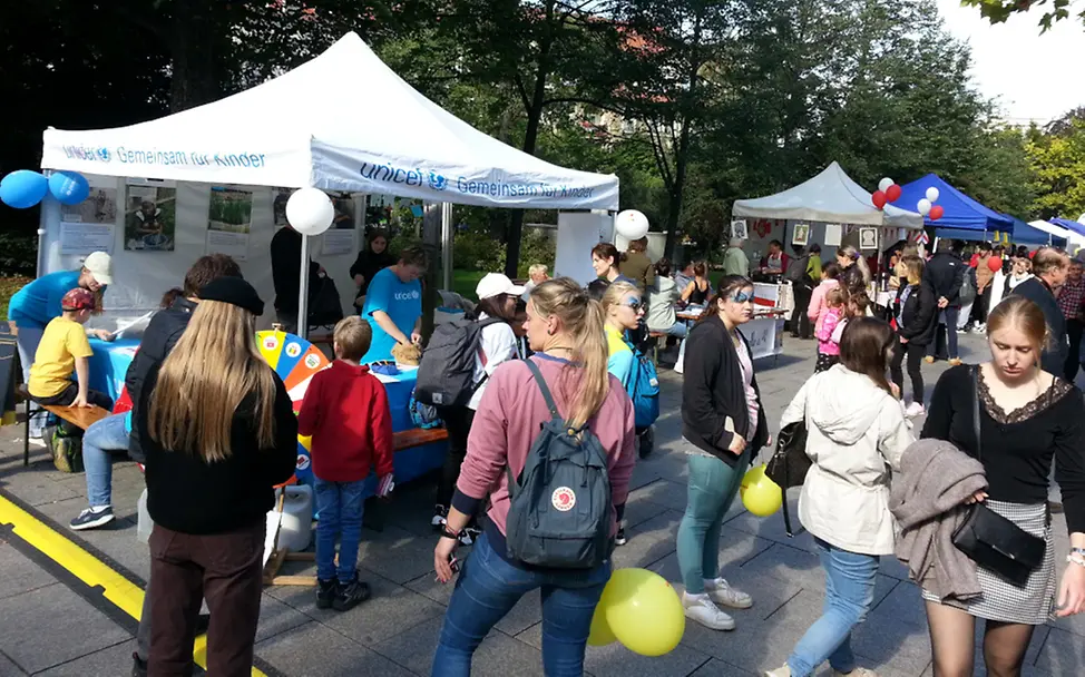 Aktionsstand der UNICEF-AG Dresden beim Straßenfest der Interkulturellen Tage