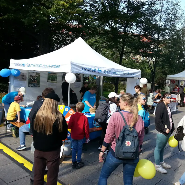 Aktionsstand der UNICEF-AG Dresden beim Straßenfest der Interkulturellen Tage