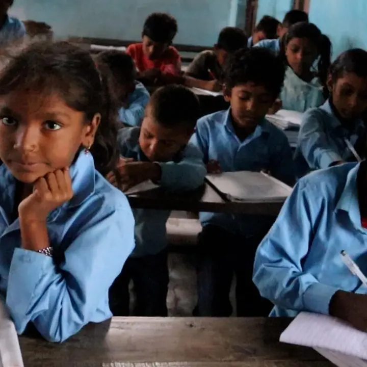 Die Bildungsinitiative setzt sich für bessere Bildungschancen für Kinder in Nepal ein. | © UNICEF/Schreiber Let Us Learn Nepal: Schulkinder sitzen im Klassenraum und schreiben
