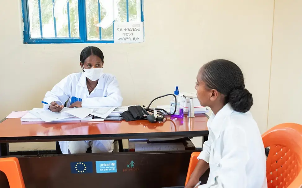 Lidia und ihre Freundinnen werden in ihrer Gemeinde gesundheitlich unterstützt. | © UNICEF/Bizuwerk Weltmädchentag 2026: Lidia und ihre Freundinnen werden in ihrer Gemeinde gesundheitlich unterstützt.