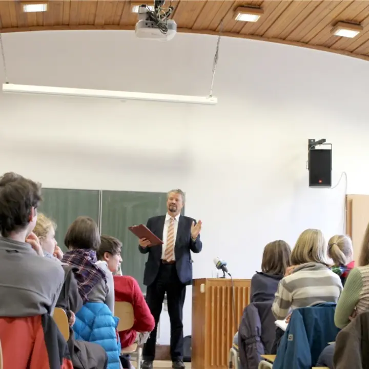 MdB Gernot Erler im Berthold-Gymnasium © Julien Bender