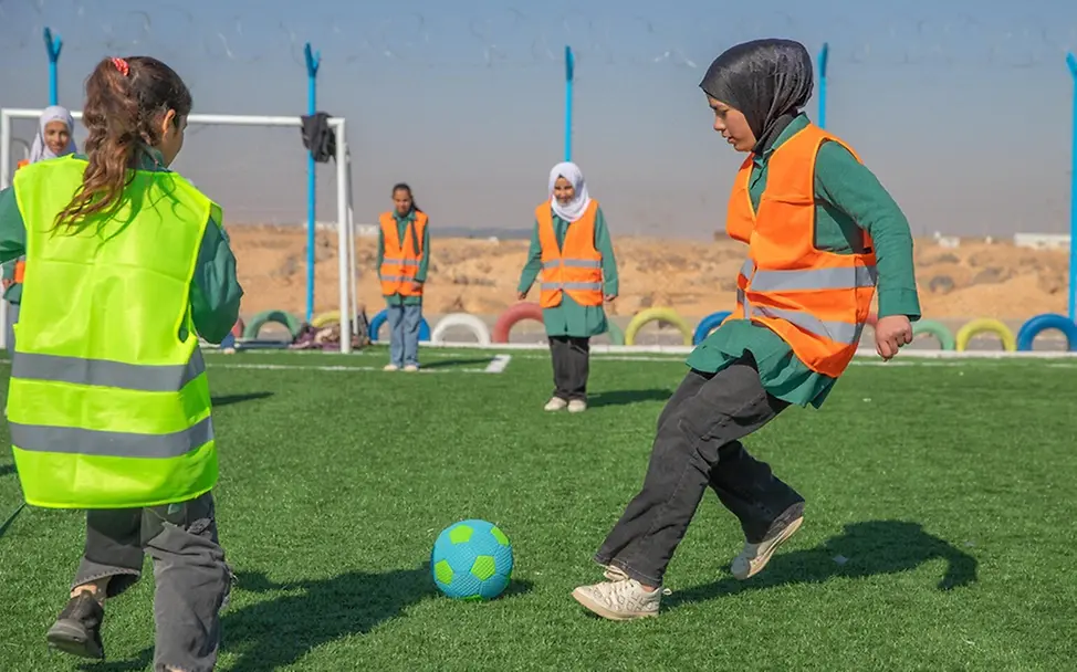 Leen (13) liebt es mit ihren Mitschülerinnen Fußball zu spielen. | © UNICEF/El-Noaimi Weltmädchentag 2026: Leen (13) liebt es mit ihren Mitschülerinnen Fußball zu spielen.