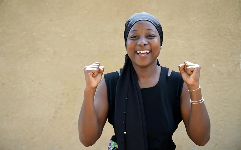 Diariou Barry (19) macht sich für Frauen und Mädchen stark. | © UNICEF/Dejongh Weltmädchentag 2026: Diariou Barry (19) macht sich für Frauen und Mädchen stark.