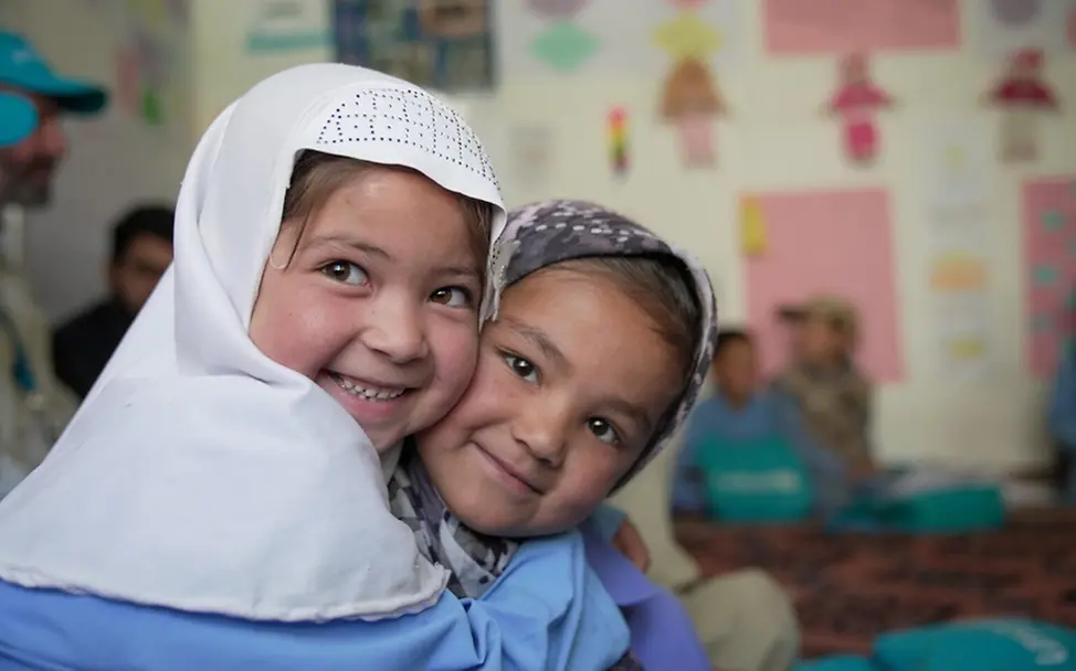 Mädchen sind glücklich, dass sie lernen dürfen. | © UNICEF/Karimi Weltmädchentag 2026: Mädchen sind glücklich, dass sie lernen dürfen.