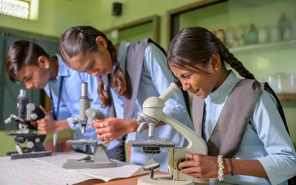 Die Schüler*innen verbringen gerne Zeit im naturwissenschaftlichen Labor der Schule. | © UNICEF/UNI915375/ Weltmädchentag 2026: Die Schüler*innen verbringen gerne Zeit im naturwissenschaftlichen Labor der Schule.