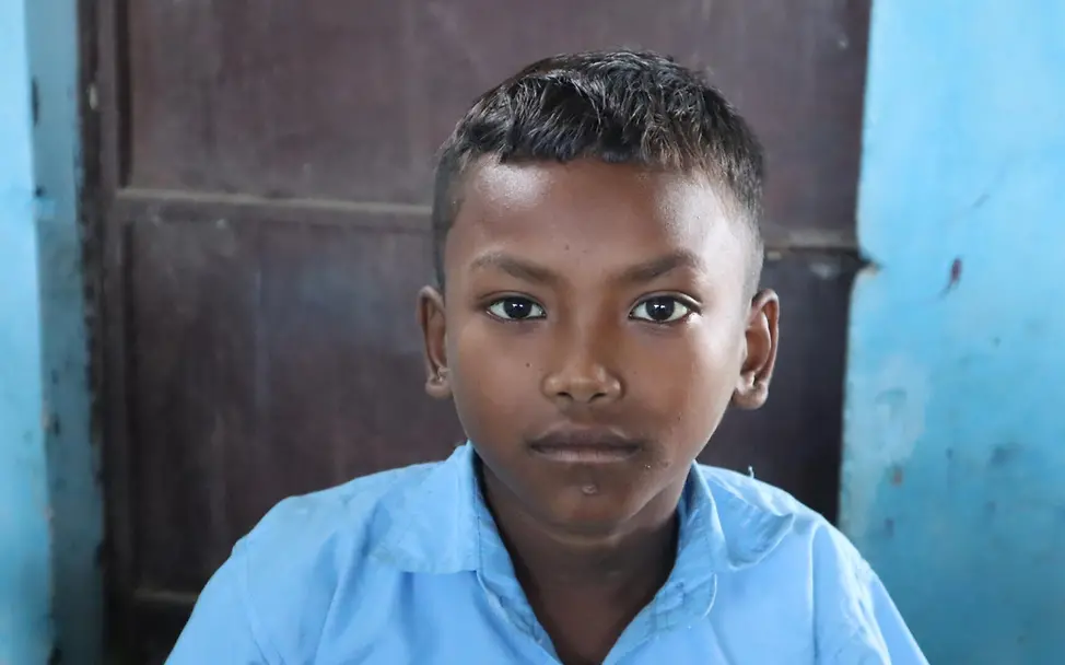Eine Grundausbildung in der Schule eröffnet Kindern in Nepal bessere Chancen für ihre Zukunft. | © UNICEF/Schreiber Let Us Learn in Nepal: Portrait von einem Jungen im Klassenzimmer