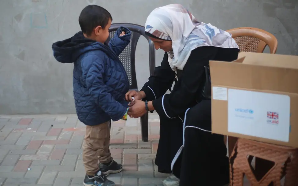Junge probiert seine neue Winterjacke in Gaza