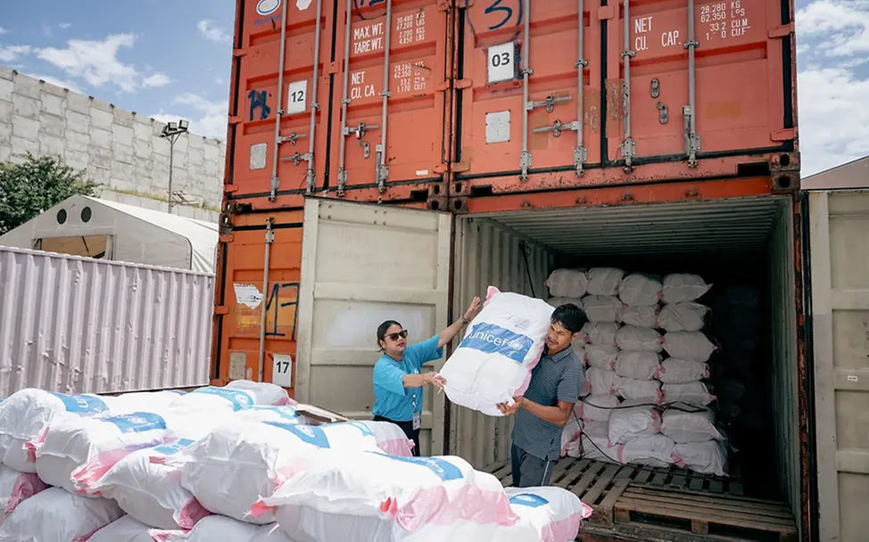 UNICEF-Teams sind nach der Katastrophe im Einsatz | UNICEF/Upadhayay Sturzflut Nepal: UNICEF-Mitarbeitende laden Hilfsgüter in einen Lkw