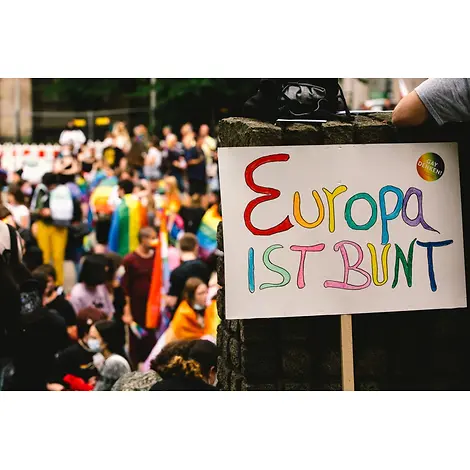 UNICEF setzt sich weltweit gegen Diskriminierung und für den Schutz von Kindern ein. | © Ying Tang / NurPhoto / NurPhoto Via AFP LGBTQIA+-Kinder: Schild „Europa ist bunt“ vor einer Demonstration mit Regenbogenflaggen.