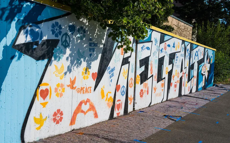 UNICEF setzt sich weltweit gegen Diskriminierung und für den Schutz von Kindern ein. | © UNICEF/Sachse-Grimm LGBTQIA+-Kinder: Eine Mauer mit einem Graffiti, das den Schriftzug „Vielfalt“ zeigt.