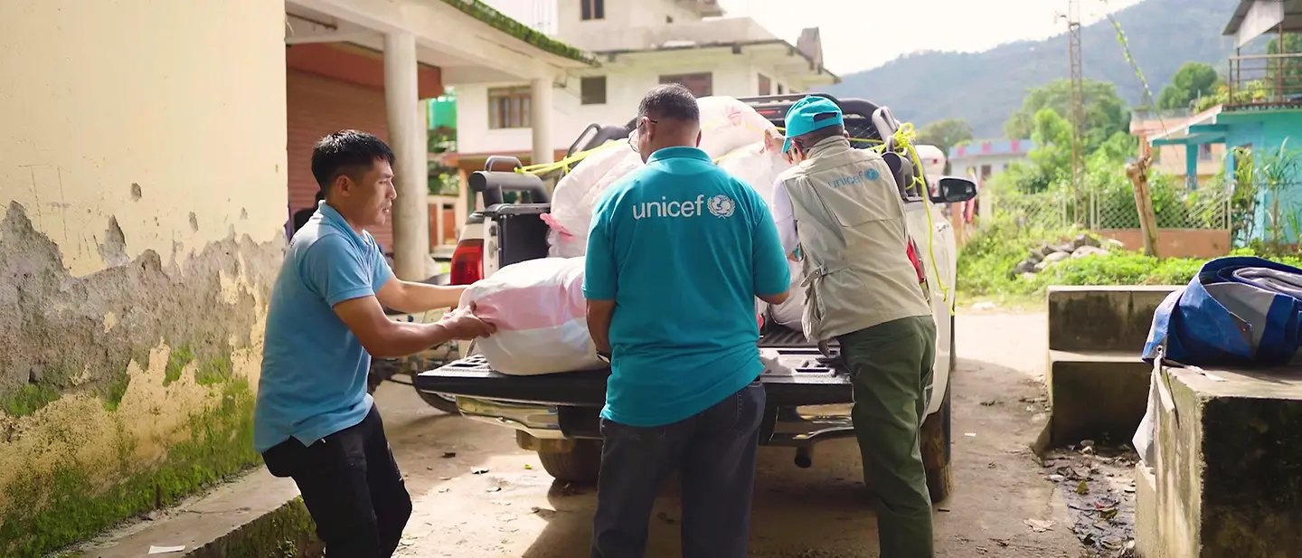Sturzflut Nepal: UNICEF-Helfer laden Hilfsgüter aus.