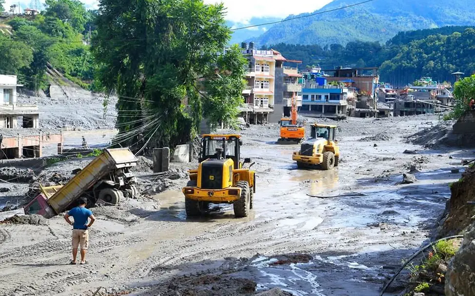 Sturzflut Nepal: Bagger fahren durch das Katastrophengebiet | © UNICEF/Prasad Ngakhusi Sturzflut Nepal: Bagger fahren durch das Katastrophengebiet