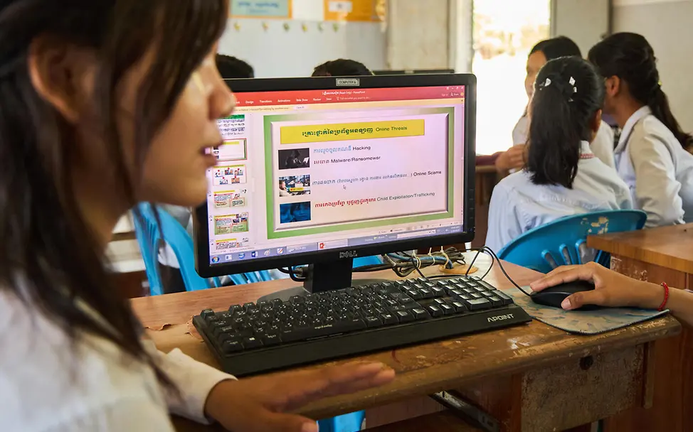 Ein von UNICEF unterstützter Kurs für Online-Sicherheit klärt Kinder schon früh über Internet-Gefahren auf. | © UNICEF/Lloyd Missbrauch im Internet: Schülerinnen sitzen im Klassenzimmer vor einem Computer.