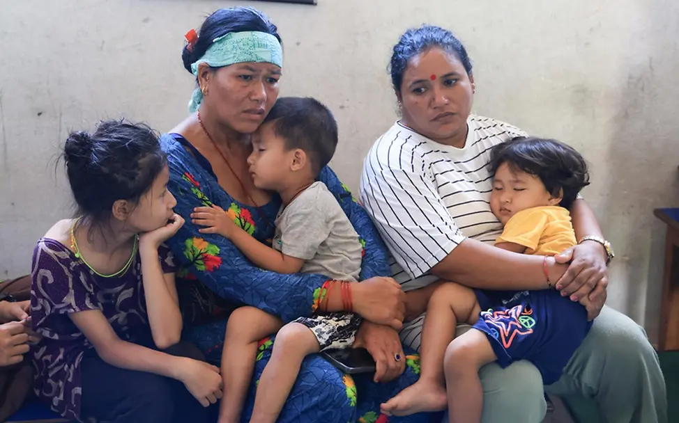 Eine Familie hat gemeinsam in einer Schule Zuflucht gefunden. | © UNICEF/Prasad Ngakhusi Nepal Sturzfluten: Eine Familie hat gemeinsam in einer Schule Zuflucht gefunden.