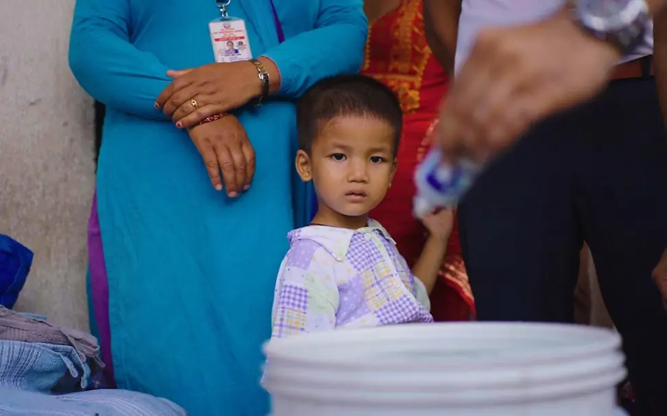 Nepal Sturzflut: UNICEF liefert Mittel zur Wasseraufbereitung aus | © UNICEF Video-Still/UNI1013407 Nepal Sturzflut: UNICEF liefert Mittel zur Wasseraufbereitung aus