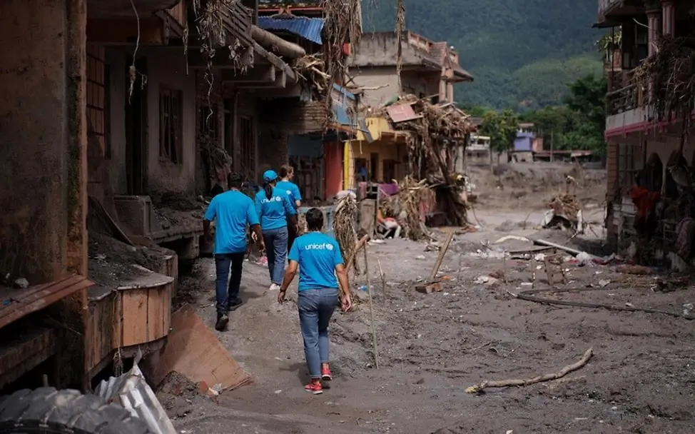 Sturzflut in Nepal: UNICEF-Mitarbeitende laufen durch das Katastrophengebiet | © UNICEF Video-Still Sturzflut in Nepal: UNICEF-Mitarbeitende laufen durch das Katastrophengebiet