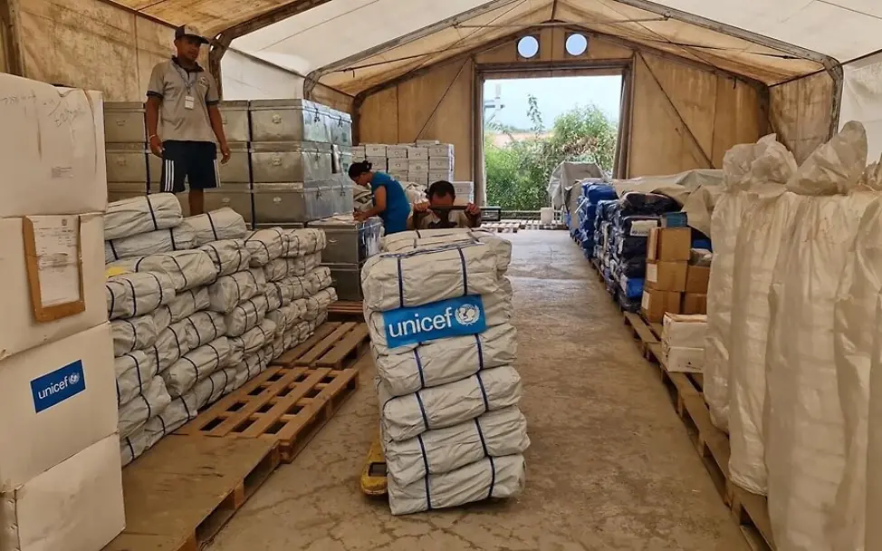 Sturzflut in Nepal: Ein Warenlager mit Hilfsgütern von UNICEF | © UNICEF Video-Still/UNI1013407 Sturzflut in Nepal: Ein Warenlager mit Hilfsgütern von UNICEF