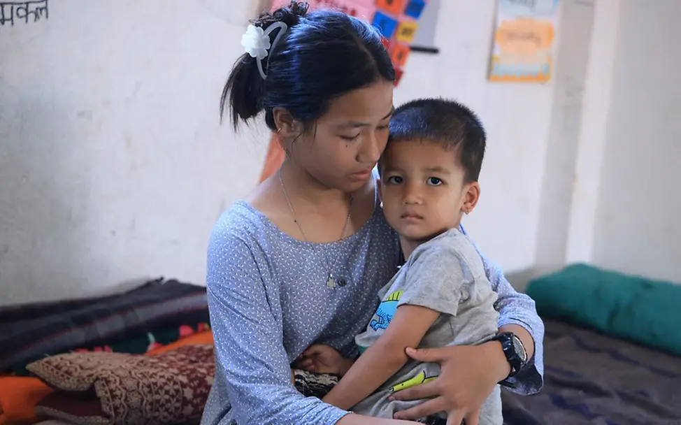 Sturzflut in Nepal: Ein Mädchen hat ihren Bruder vor der Flut gerettet | © UNICEF/Prasad Ngakhusi Sturzflut in Nepal: Ein Mädchen hat ihren Bruder vor der Flut gerettet