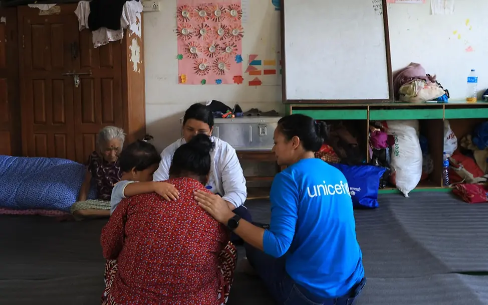 Sturzflut in Nepal: UNICEF-Helfer*innen und geschulte Betreuer*innen leisten psychosoziale Hilfe | © UNICEF/Prasad Ngakhusi Sturzflut in Nepal: UNICEF-Helfer*innen und geschulte Betreuer*innen leisten psychosoziale Hilfe
