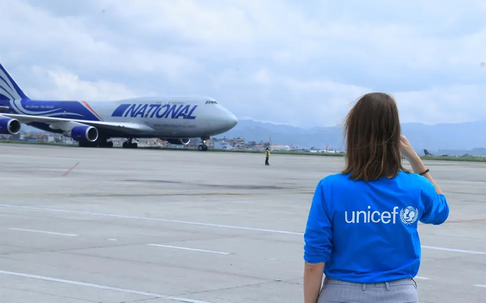 Sturzflut in Nepal: Ein Flugzeug mit Hilfsgütern von UNICEF kommt am Flughafen in Kathmandu an | © UNICEF/Laxmi-Prasad-Ngakhusi Sturzflut in Nepal: Ein Flugzeug mit Hilfsgütern von UNICEF kommt am Flughafen in Kathmandu an