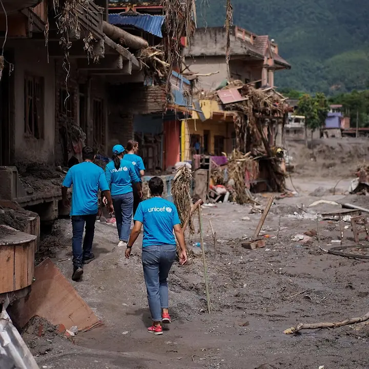 UNICEF-Helfer in von der Flut zerstörtem Gelände UNICEF-Helfer in von der Flut zerstörtem Gelände