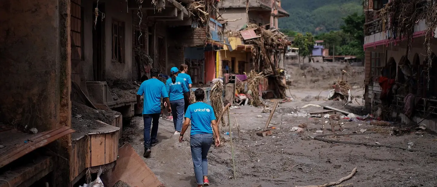 UNICEF-Helfer in von der Flut zerstörtem Gelände
