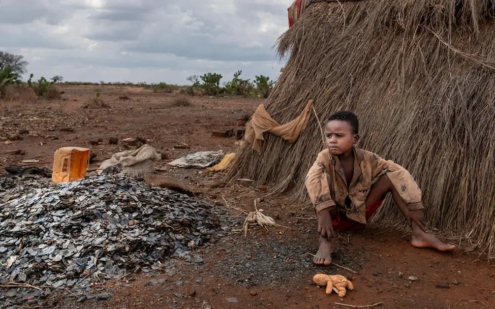 Kinderarbeit: Ein Junge in Madagaskar sitzt in einer Glimmermine vor einem Haufen Glimmer. | © UNICEF/Andrianantenaina Spenden Madagaskar: Ein Junge sitzt am Boden vor einem Haufen Glimmer.