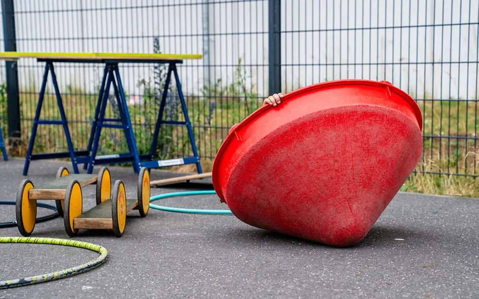 Archivbild Spielzeuge auf dem Gelände einer Gemeinschaftsunterkunft für Geflüchtete und Asylsuchende.