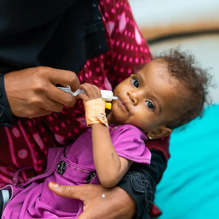 Ein Baby bekommt mit einer Spritze therapeutische Milch. | © UNICEF/UNI921204/Hayyan Jemen Hungersnot verhindern: Ein mangelernährtes Baby wird mit therapeutischer Spezialmilch gefüttert.