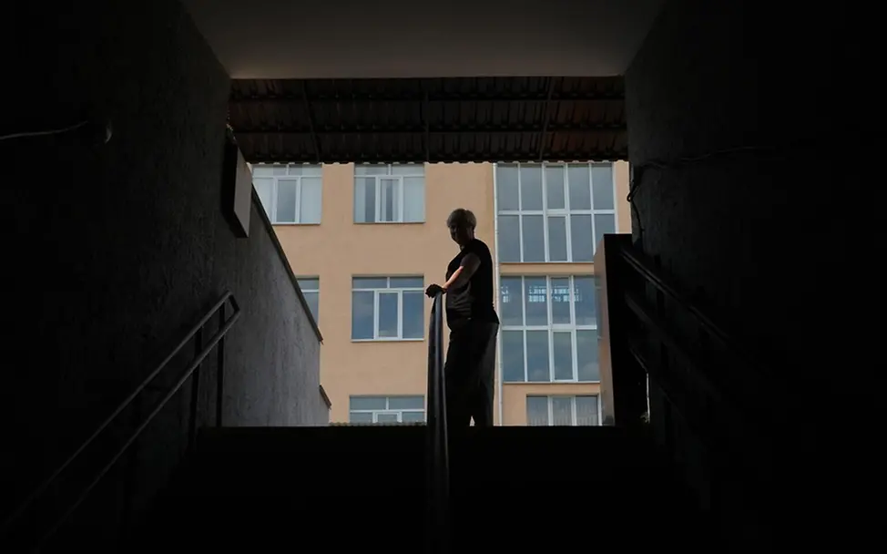 Schulleiterin Tetiana Pryshchenko steht am Eingang zum Schutzraum ihrer Schule. 