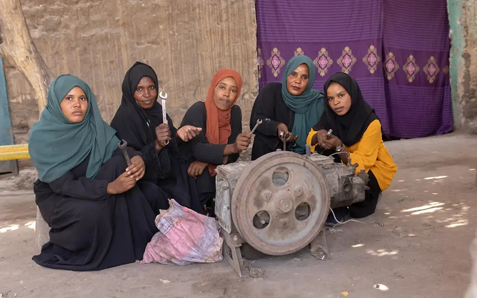 Umn (16) und ihre Kolleginnen Amna, Sadiqan, Hawa und Manal vor einem Generator, den sie gemeinsam reparieren. | © UNICEF/Dawod Umn (16) und ihre Kolleginnen Amna, Sadiqan, Hawa und Manal vor einem Generator, den sie gemeinsam reparieren.
