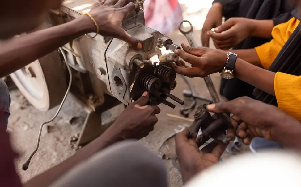 Die jungen Mechanikerinnen bei der Arbeit. | © UNICEF/Dawod Die jungen Mechanikerinnen bei der Arbeit.