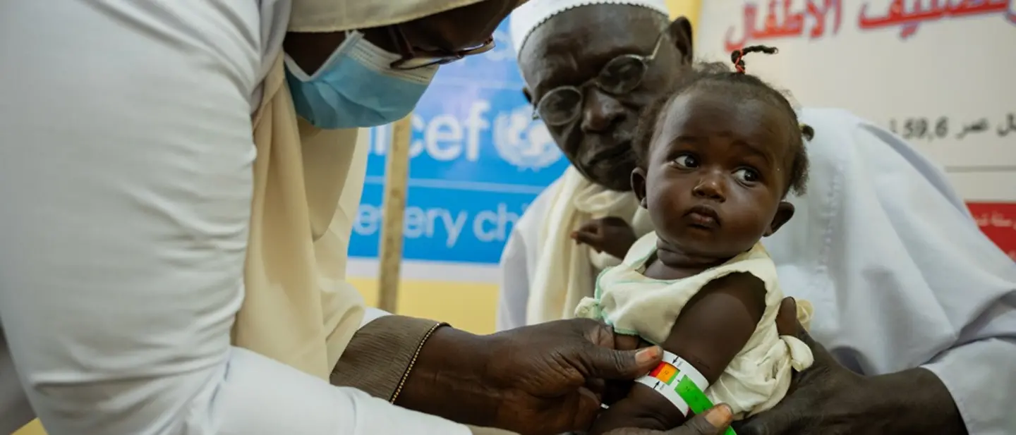 Humeira (1) wird auf Mangelernährung untersucht | UNICEF/Elfatih Sudan spenden: Humeiras (1) Arm wird gemessen