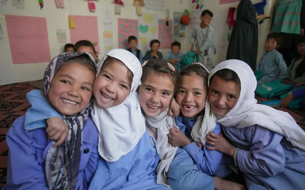 Eine Gruppe Kinder, die in einem Lernzentrum am Unterricht teilnimmt. | © UNICEF/Karimi Fünf Mädchen sitzen in einem Lernzentrum in Afghanistan.