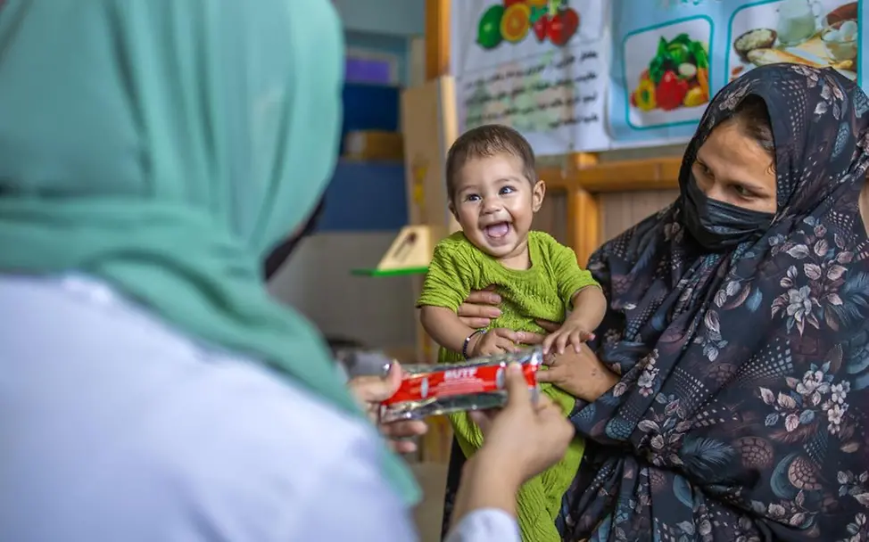 Die acht Monate alte Satayesh bekommt Erdnusspaste zur Behandlung gegen Mangelernährung. | © UNICEF Mangelernährung UN0877178