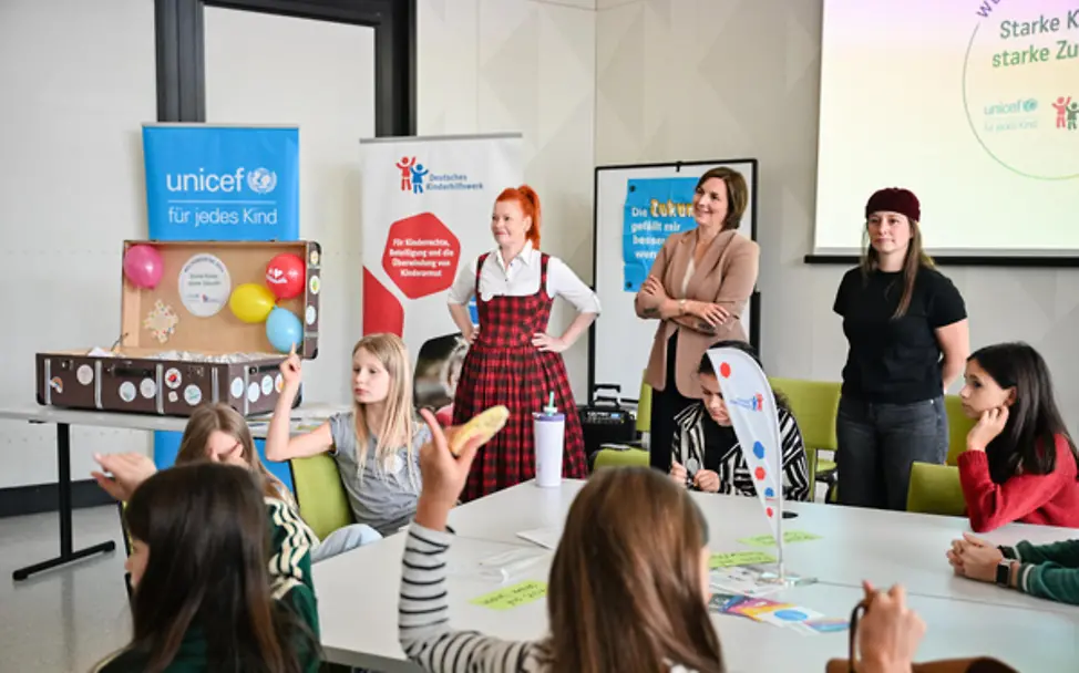 Prominente Enie van de Meiklokjes beim Weltkindertag-Workshop.