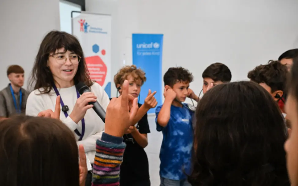 Kinder werden beim Workshop des Weltkindertags interviewed.