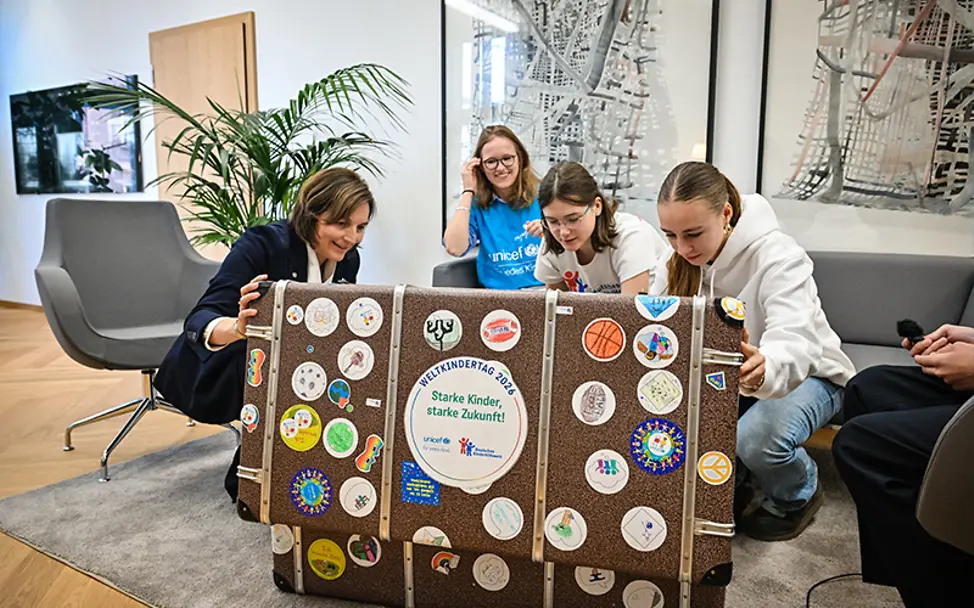 Kofferübergabe Familienministerium