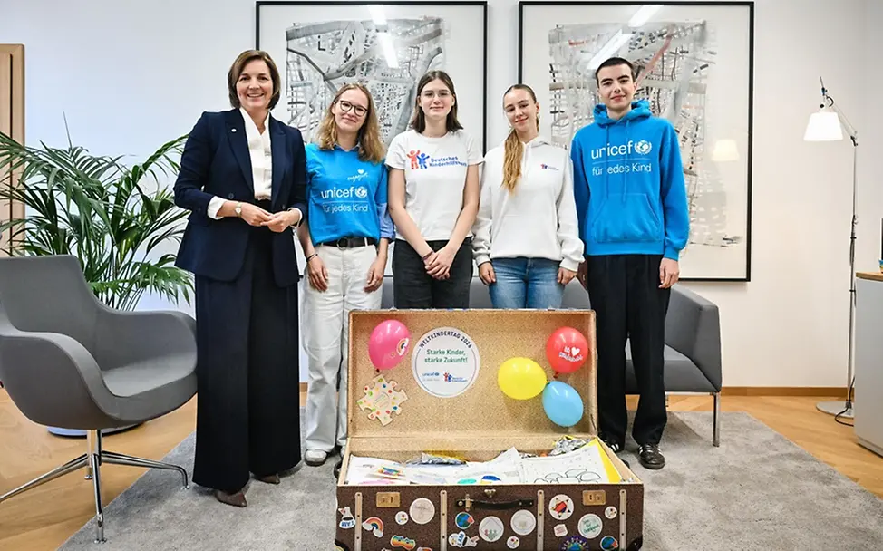  Weltkindertag 2027: Koffer mit den Wünschen der Kinder und Jugendlichen.
