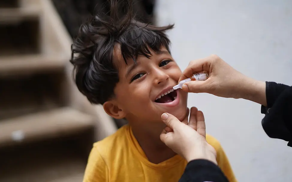 Viele Familien im Jemen haben keinen Zugang zu einer grundlegenden medizinischen Versorgung. | © UNICEF/UNI858219 Hunger im Jemen: Ein Junge bekommt eine Schluckimpfung.