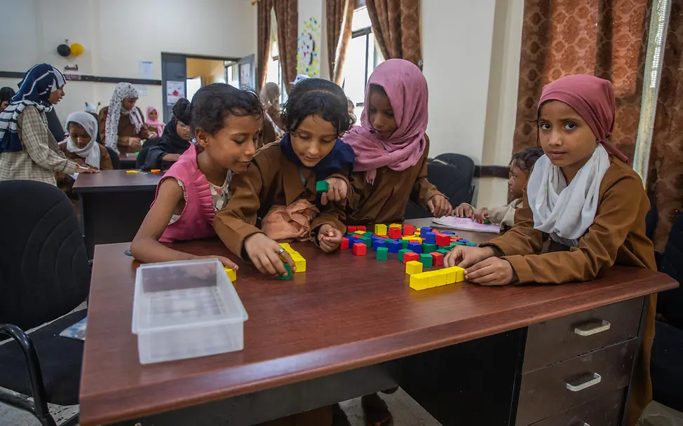 Viele Kinder im Jemen haben traumatisierende Erfahrungen mit Flucht und Gewalt gemacht. | © UNICEF/Shareef Hunger im Jemen: Kinder spielen mit Bauklötzen an einem Tisch.