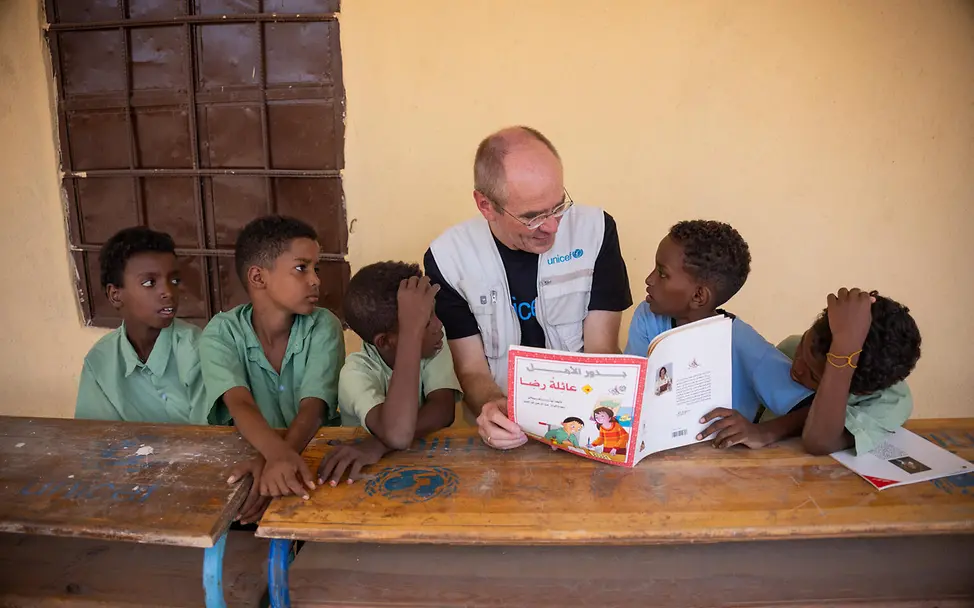 © UNICEF/UN0931406/Elfatih Christian Schneider, Geschäftsführer UNICEF Deutschland, unterhält sich mit Kindern im Ibrahim Subahi Child Friendly Space.