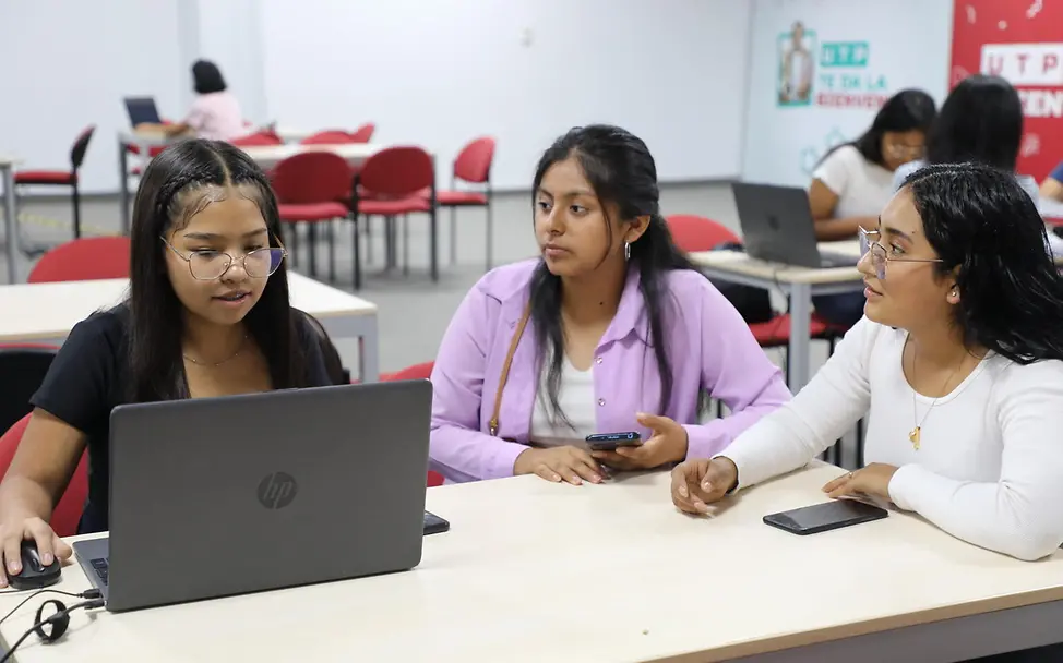 Peru: Junge Frauen gehören zu den „+Chicas TEC“ 