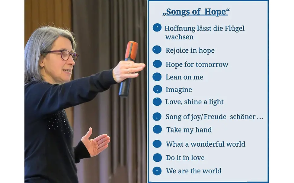 Gosia Borrée, sie leitet den Chor und gibt die Impulse mit Erfolg weiter | © Ernst Newiger mod by UNICEF Göttingen Gosia Borrée, sie leitet den Chor und gibt die Impulse mit Erfolg weiter
